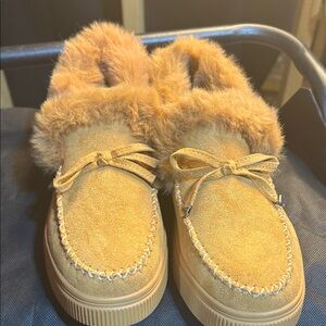 Cozy Tan Fur-Lined Women's Slippers